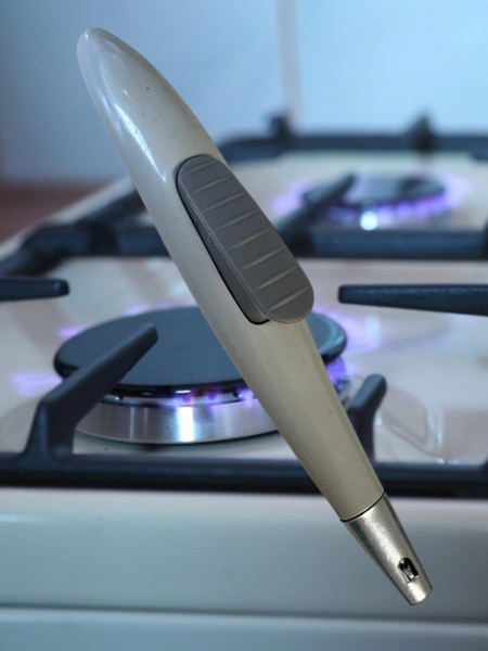 Piezo elecric gas lighter